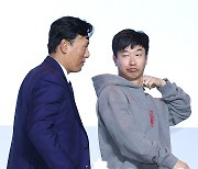 [포토S] 대화 나누는 김종국 감독과 이승엽 감독