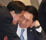 대화하는 김기현 대표와 박대출 정책위의장