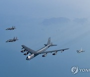'핵 전략폭격기' B-52H 2대 동해에…"日자위대 전투기와 비행"