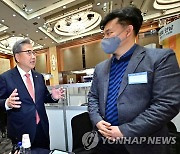 재외공관장 '경제인과의 만남' 행사장 방문한 박진 장관