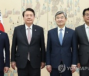 기념촬영하는 윤석열 대통령과 국가안보실장 및 1.2차장