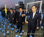 2030 부산세계박람회 유치 기원 LED 꽃밭 살펴보는 한덕수 총리