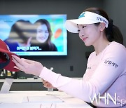 [Ms포토] 안소현 '팬들이 가져 온 모자에 사인'