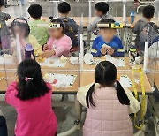 빵과 우유로 급식 대체하는 초등학생들