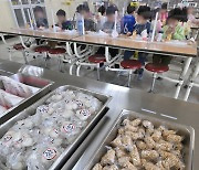 학교 비정규직 파업, 급식실에 놓인 간편식