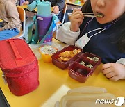 학교비정규직 총파업으로 빵·도시락 급식 먹는 광주 초등학생들