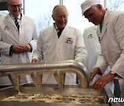 독일서 치즈만들기 체험하는 찰스3세 英 국왕