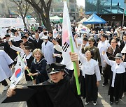 군포 3.31 만세운동 기념행사에서 만세 외치는 참가자들