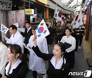 군포역전시장에 울려퍼진 만세