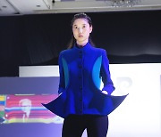 [bnt포토] 모델 신혜진 '러블리 실루엣과 모던한 컬러의 조화'(피에르가르뎅 패션쇼)