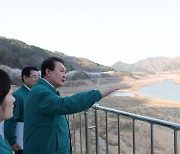 호남 가뭄현장 찾은 尹 “4대강 보 최대한 활용하라”