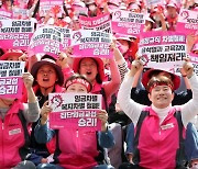 학교 비정규직 "임금차별 철폐" 파업...학교 4곳 중 1곳 급식 차질