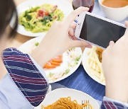 밥 먹으면서 스마트폰 보는 습관, 몸 뚱뚱하게 한다