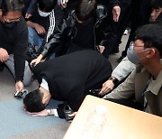 전두환 손자 전우원 "할아버지는 죄인·학살자"…무릎 꿇고 사죄