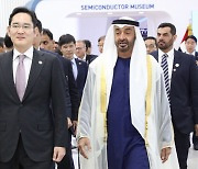 Samsung Electronics Chief Jay Y. Lee leaves to meet with UAE president