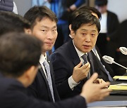 Korean authorities urge 5 major financial groups to be responsible in management