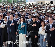 [포토] 수산인의 날 기념식 참석한 대통령 내외