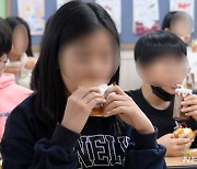 학교비정규직연대회의 총파업에 빵으로 점심 해결하는 초등학생들