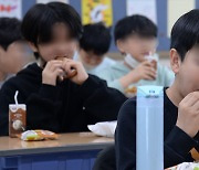 빵과 우유로 점심 먹는 초등학생들