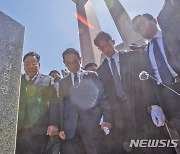 5·18 최초 희생자 김경철 열사 묘소 찾은 전우원