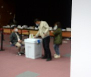 한산한 사전투표소에서 투표하는 시민들