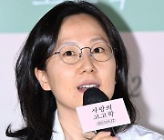 취재진 질문에 답하는 이완민 감독 [사진]