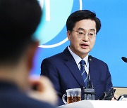 김동연 "尹정부의 자유? 공정?…국민기업 KT는 권력의 전리품 아냐"