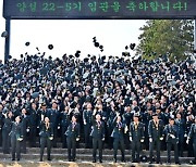 "명예로운 군인의 길"… 신임 부사관 725명 임관식 마치고 '힘찬 첫발'