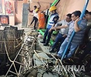 인도 축제 중 힌두교사원 바닥 붕괴해 최소 35명 사망