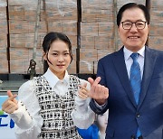 ‘국악 트롯 요정’ 김다현, 완도군에 가뭄 극복 생수 1만병 기부