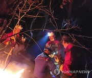 '눈물겨운 사투'…산불 끄며 김밥 먹는 진화대원