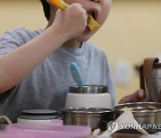 교실에서 도시락 먹는 초등학생