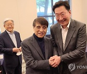 안도 다다오와 인사 나누는 원강수 원주시장