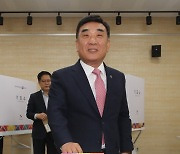 재·보궐선거 사전투표 하는 김두겸 울산시장