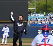 지지율 하락세 속 또 방문…서문시장 찾은 윤 대통령