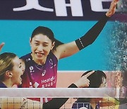 펄펄 난 김연경 2차전도 승리…우승까지 '1승' 남았다