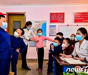 교복 맞추는 북한 학생들…"'몸 재기 지도서' 전국 시달"