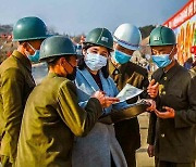 북한 서포지구 새 거리 건설 현장의 속보판들…'투쟁 독려'