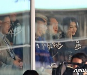 尹 대통령과 함께 야구관람하는 주호영 원내대표