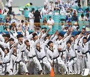 대경대 태권도시범단 '2023 프로야구 개막 축하'