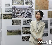 서문시장 100주년 사진전 관람하는 김건희 여사