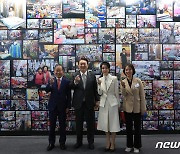 윤 대통령, 대구 서문시장 100주년 기념 특별사진전 관람
