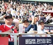 ‘야구외교’ 나선 김동연… 골드버그 美 대사와 프로야구 개막전 관람