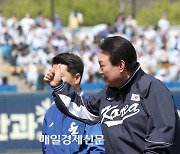 [포토] 선수들 응원하는 윤석열 대통령