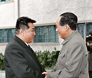 [포토뉴스]북한, 마오쩌둥·지미 카터·체 게바라 만난 김일성 화보 발행