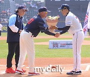 [MD포토] 서튼 감독 '이승엽 감독 데뷔, 축하드립니다'