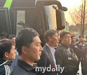 [MD현장] 분노한 전북팬들, 버스 막기→"김상식 나가"...아찔한 대립까지