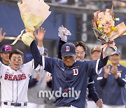 [MD포토] 이승엽 감독 '첫 승 물세례'