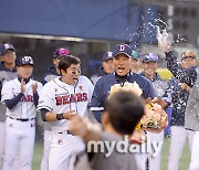 [MD포토] 이승엽 감독 '감독 첫 승 물세례'