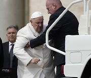 교황 “나는 아직 살아 있다”…기관지염 치료 사흘만에 퇴원